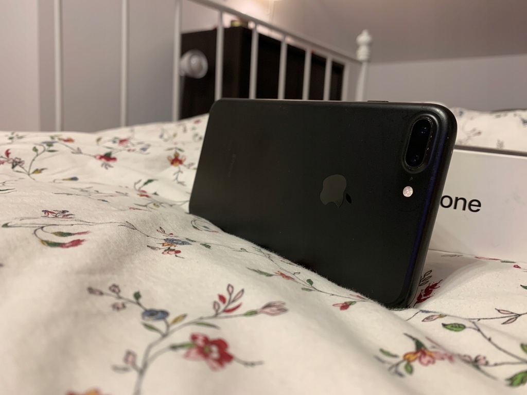 IPhone 7 Plus 32GB czarny iSpot + 7 etui IDEALNY