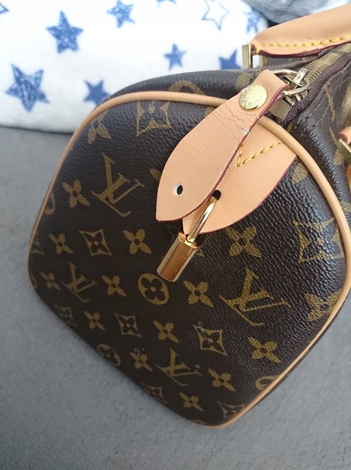 Ta torebka z Sinsay wpisuje się w styl Louis Vuitton. Wygląda jak multi  pochette, a kosztuje 49 zł