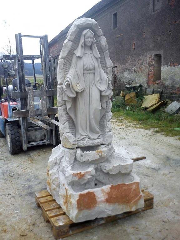 MADONNA - KAPLICZKA RZEZBA Z KAMIENIA - RĘKODZIEŁO