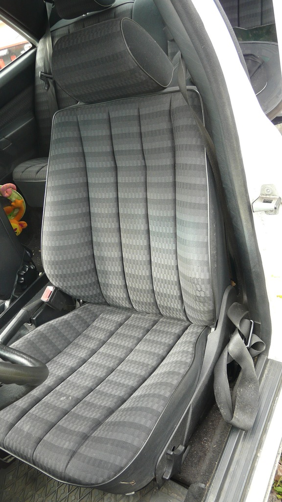 Fotele boczki kanapa komplet Mercedes 190 w201