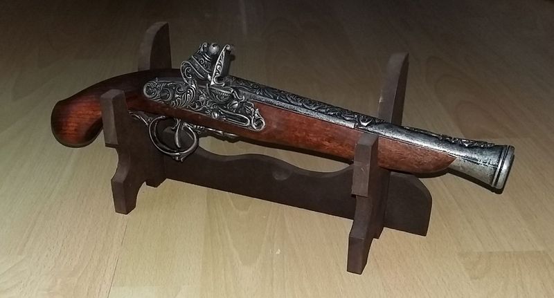 Kolekcjonerski pistolet skałkowy replika stojak