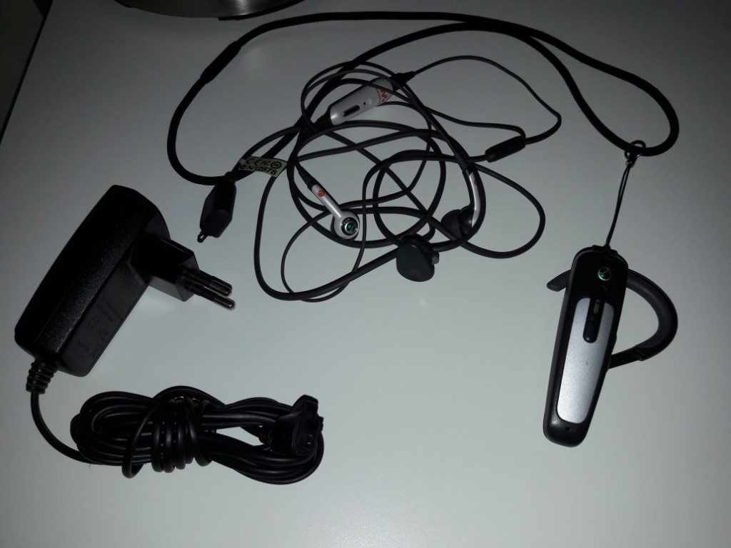 Sony Ericsson słuchawki hbh-pv700 hpm-70 ładowarka