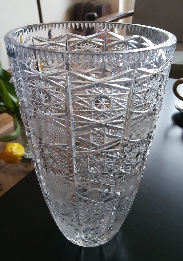 Duży, kryształowy wazon o pięknym wzorze
