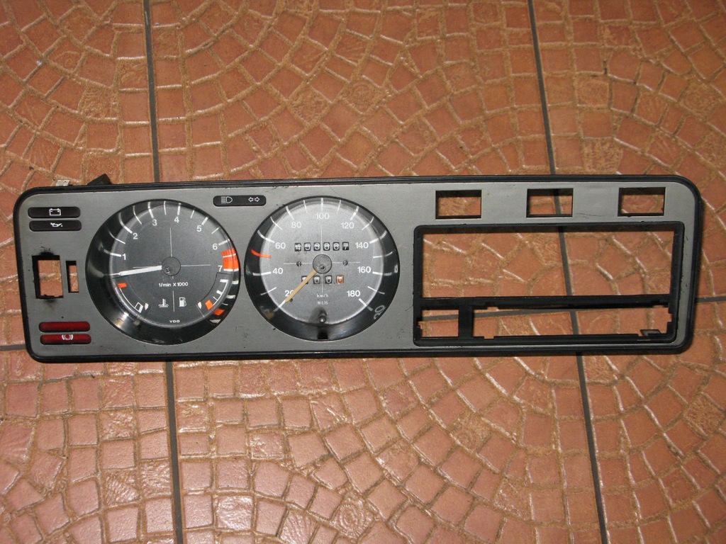 LICZNIK CYCKI BENZYNA OBROTOMIERZ VW GOLF 1 MK1