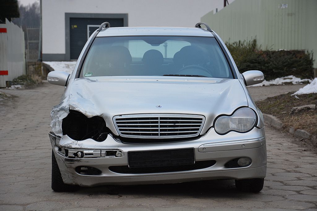 MERCEDES C W203 `2003 1,8 143KM lekko uszkodzony