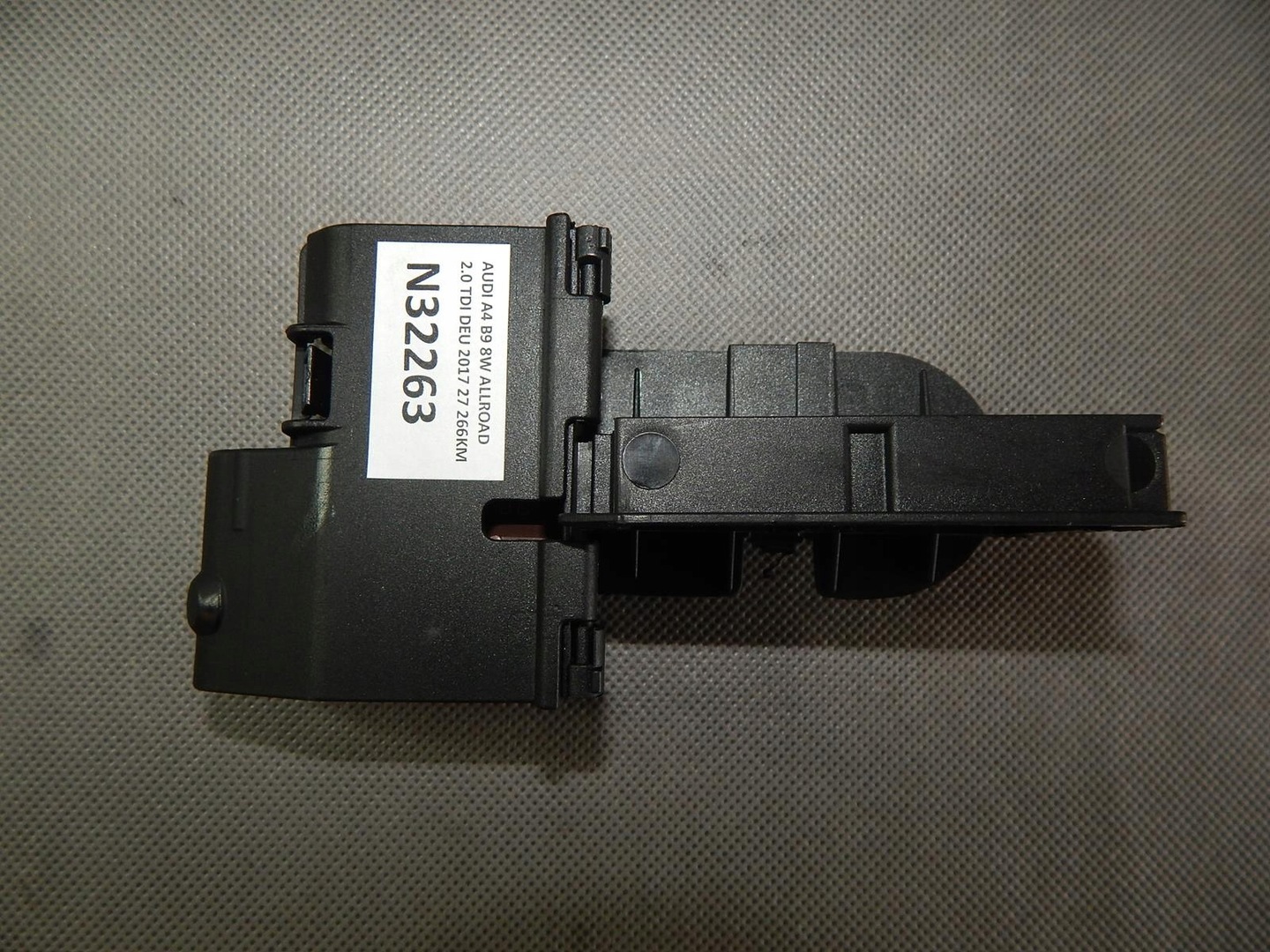 AUDI A4 B9 SPLITTER BOX 8IN0937503B 8W0937503B