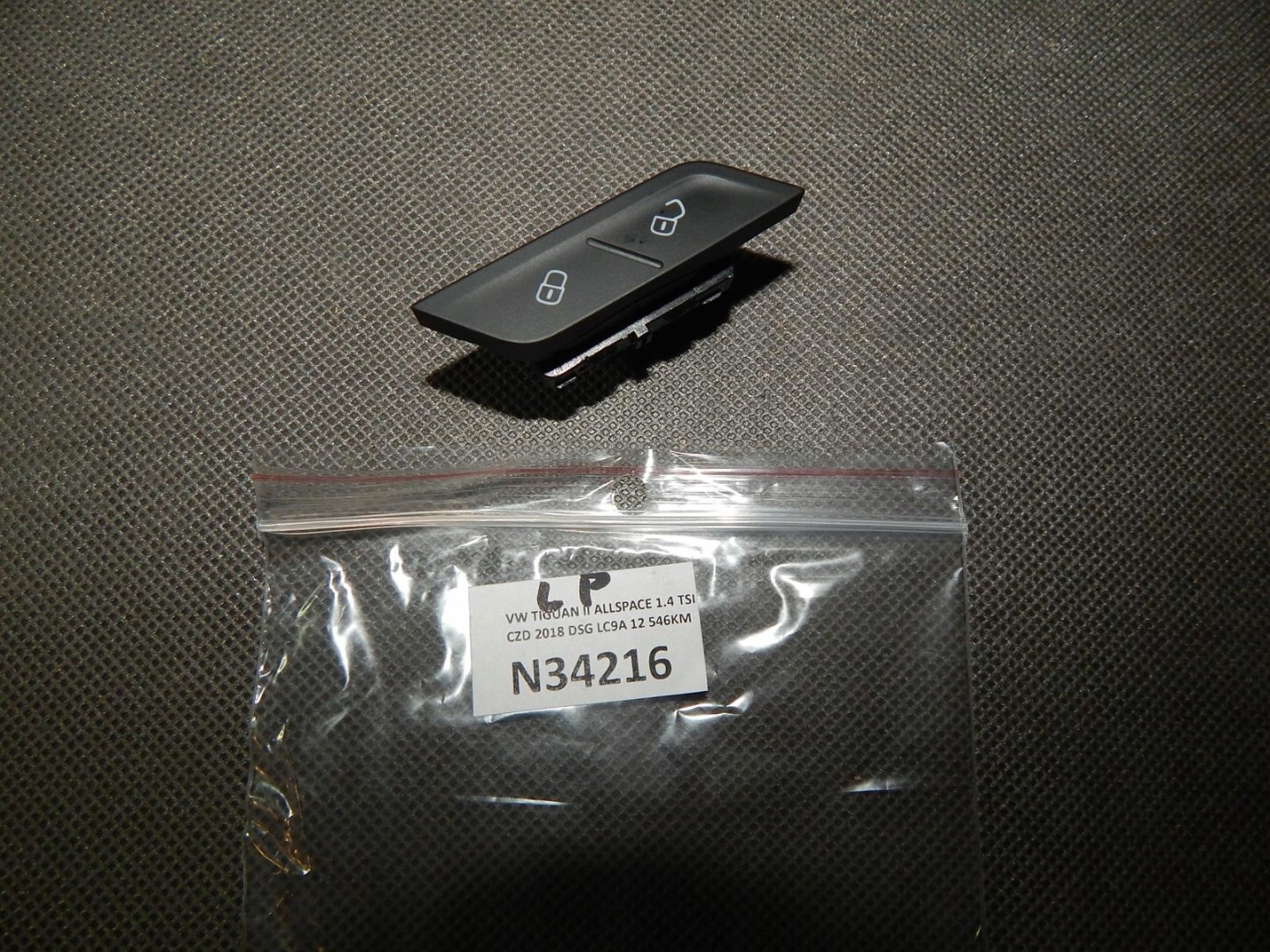 VW TIGUAN switch of a lock central 5NA962125