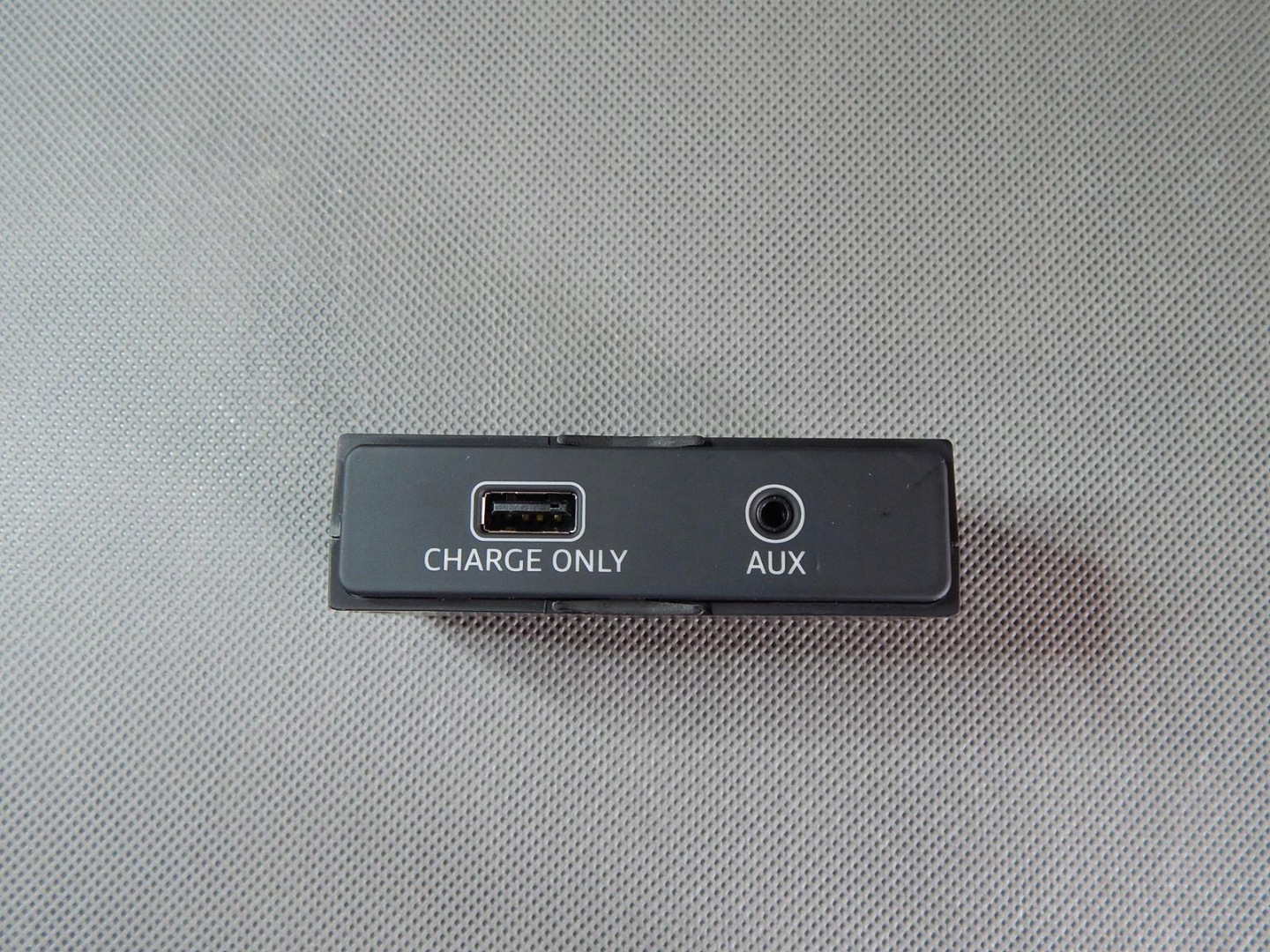 AUDI S5 F5 PORT AUX USB CHARGE 8W0035726