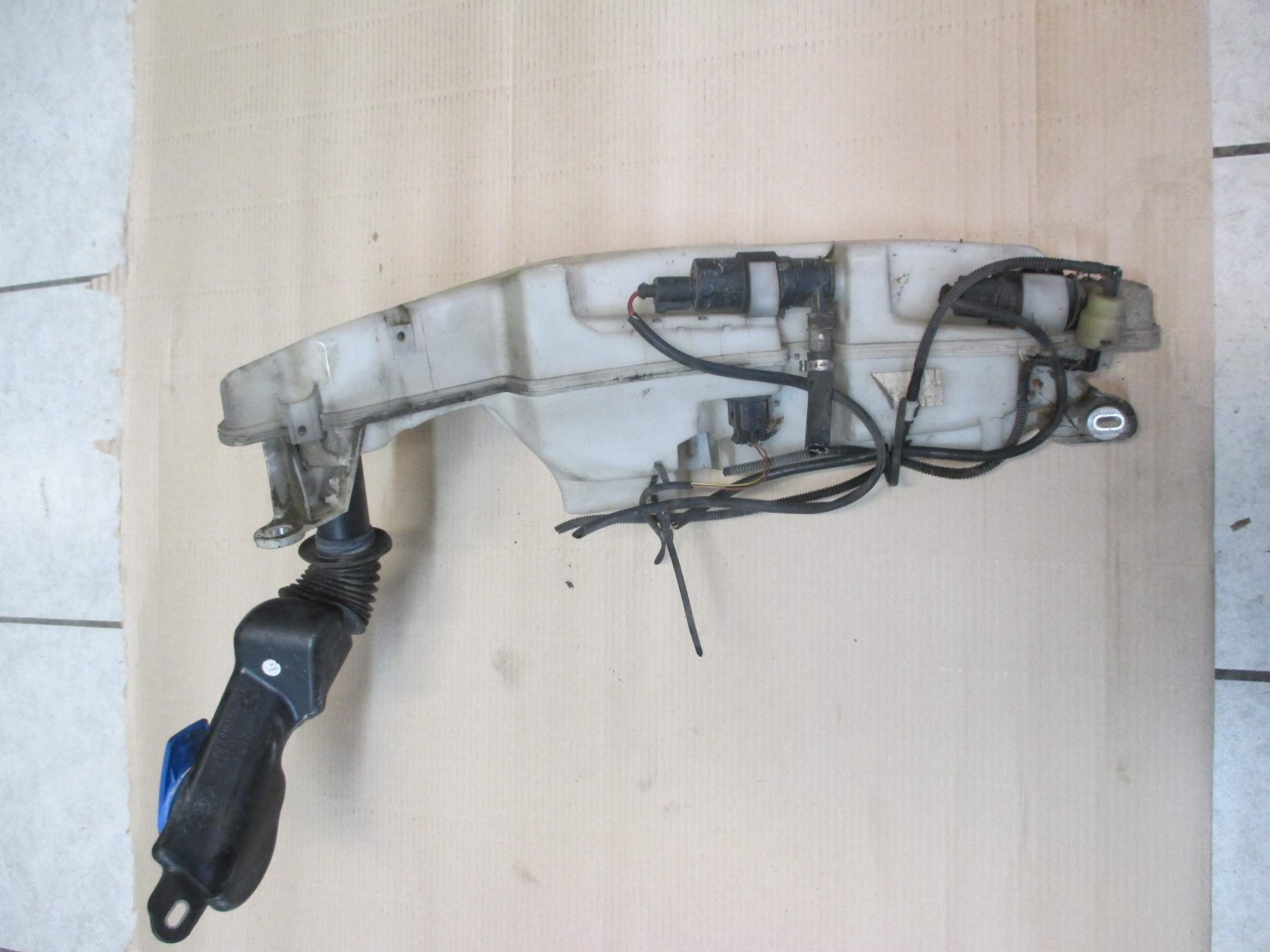 washer fluid tank AUDI A6 4F0 04R- XENON