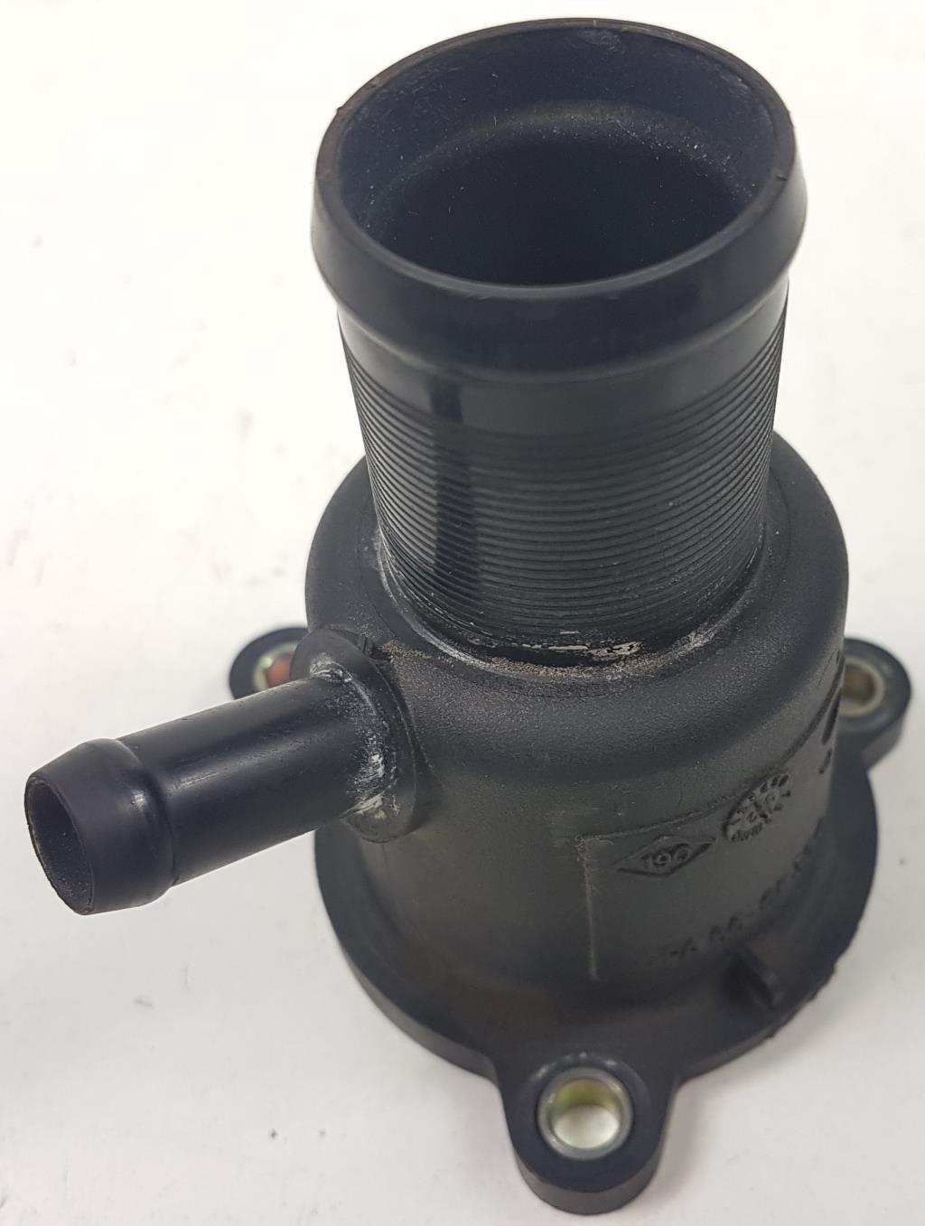 4. Фланец термостата рено. 8200561420 корпус термостата. Крышка термостата рено логан 1. Корпус термостата рено логан 1.