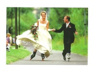 Pocztówka - Para wrotkarzy w drodze na własny ślub