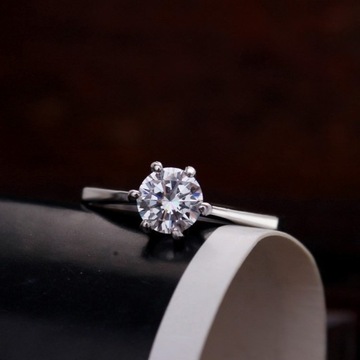 Красивое классическое обручальное кольцо Swarovski.