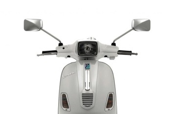 Эмблема Vespa GTS LX S Primavera Sprint спереди.