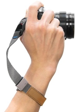 Ремешок Peak Design Cuff Ash на запястье v3