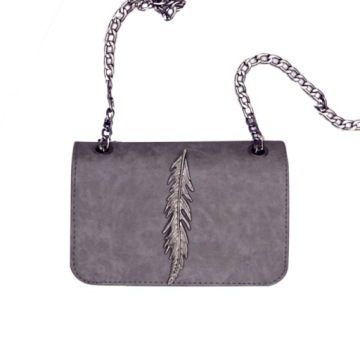 СУМОЧКА С ДЕКОРАТИВНЫМ ПЕРОМ НА ЦЕПОЧКЕ ПЕРО