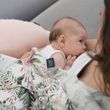 La Millou poduszka Kura Velvet Smoke Rose do spania karmienia różowa