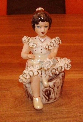 Porcelana dziewczynka z kwiatem - Figurka Sygnowan