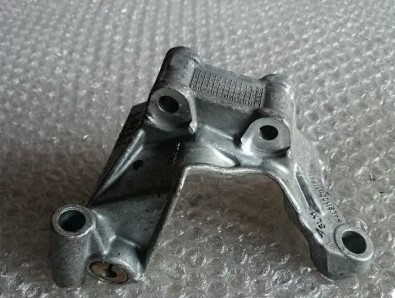 Audi a8 q7 кронштейн насоса 06e145393g фото №1