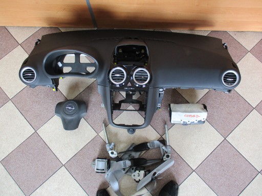dashboard OPEL CORSA D rysy