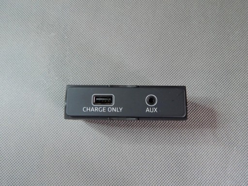 AUDI S5 F5 PORT AUX USB CHARGE 8W0035726
