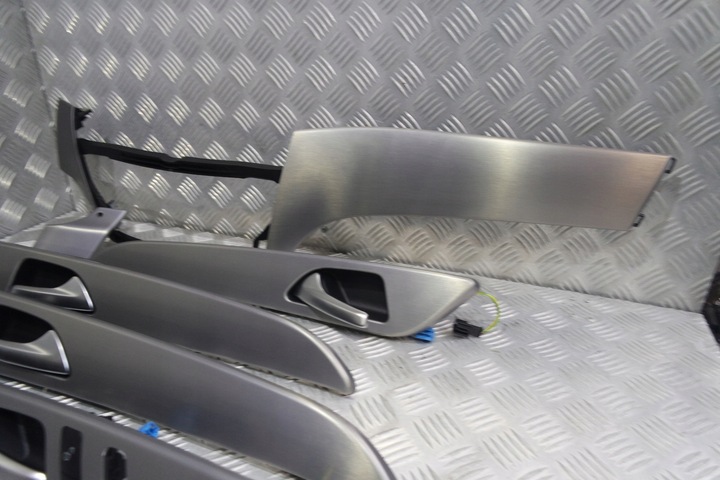 MERCEDES GLE W292 BAGUETTES DÉCORATIF RÉTROÉCLAIRÉ D159
