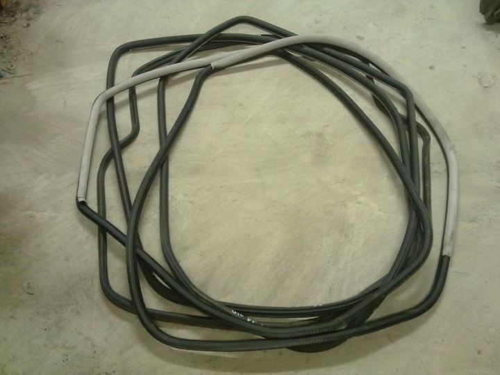 GASKET DOOR DOOR VW PASSAT B5 UNIVERSAL SEDAN photo 1 - milautoparts-fr.ukrlive.com