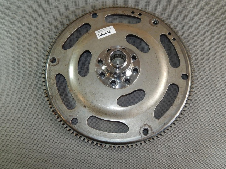 AUDI A4 B9 Koleso zotrvačník 06H105323AD