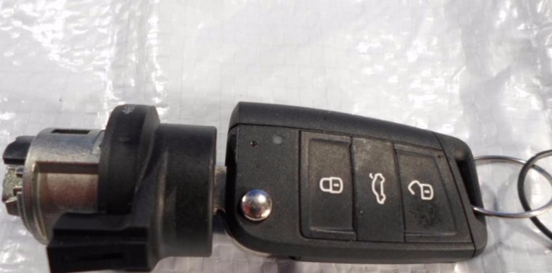 фото №1, Vw golf vii вкладка замка зажигания с ключ