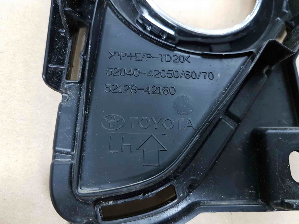 фото №3, Rav4 15-18 решётка заглушка решётка радиатора бампера перед l