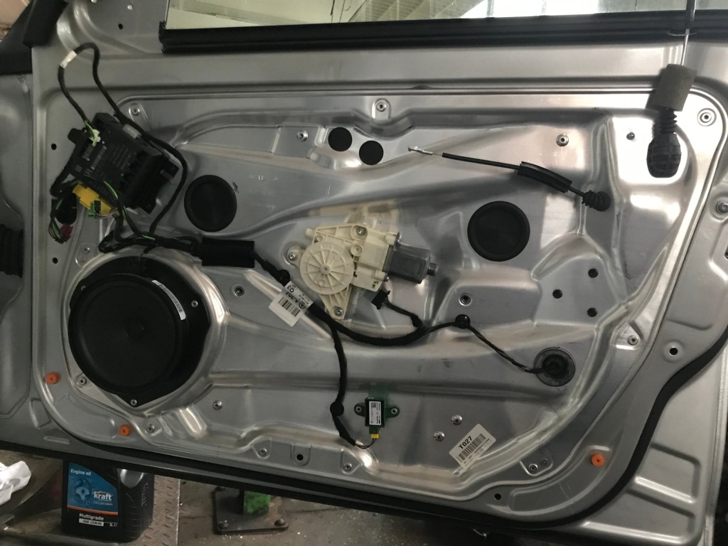 фото №1, Mercedes c klasa w204 замок двері перед europa