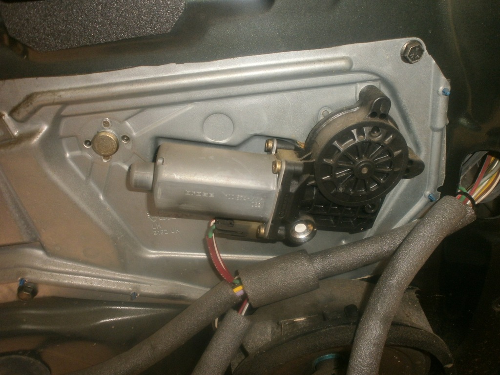 фото №1, Моторчик скло лівий задня volvo v70 2000r