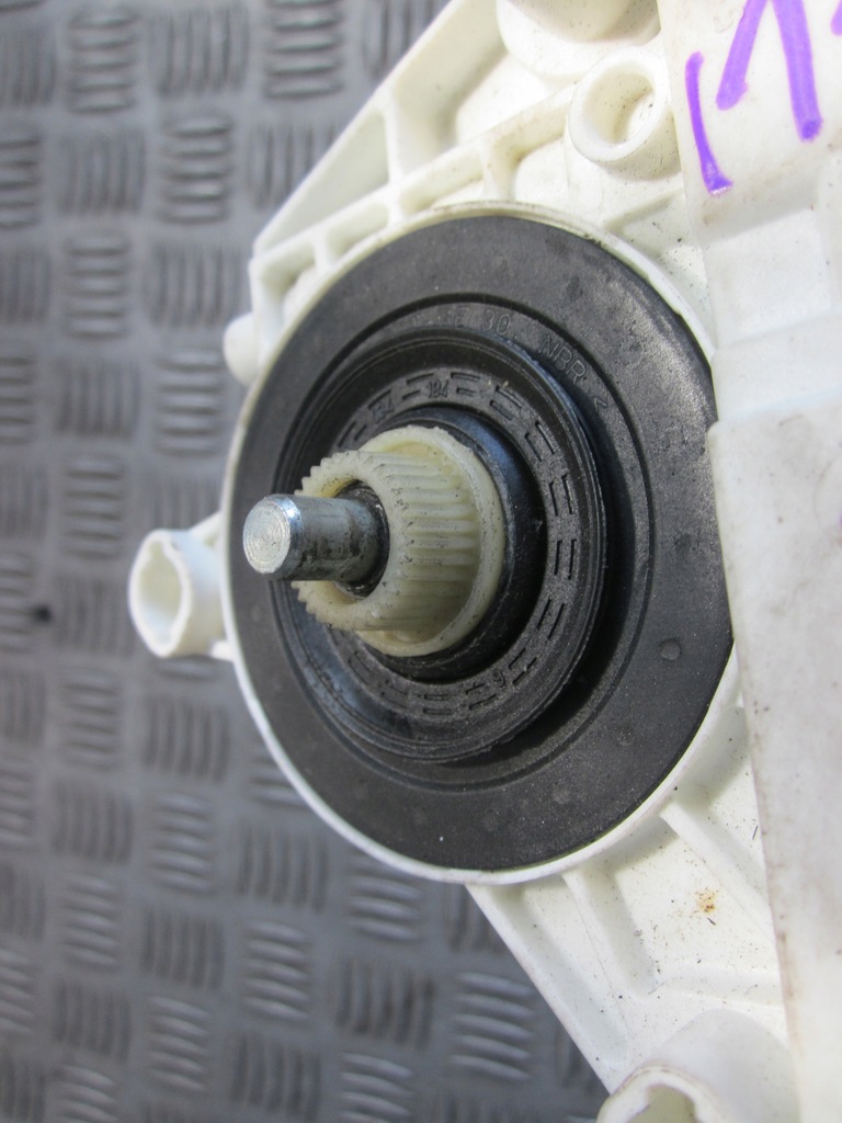 фото №5, Моторчик стекло правый перед peugeot 407 04-07r